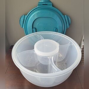 LocknLock 4.2 quart Bowl with insert and carry handle brand new